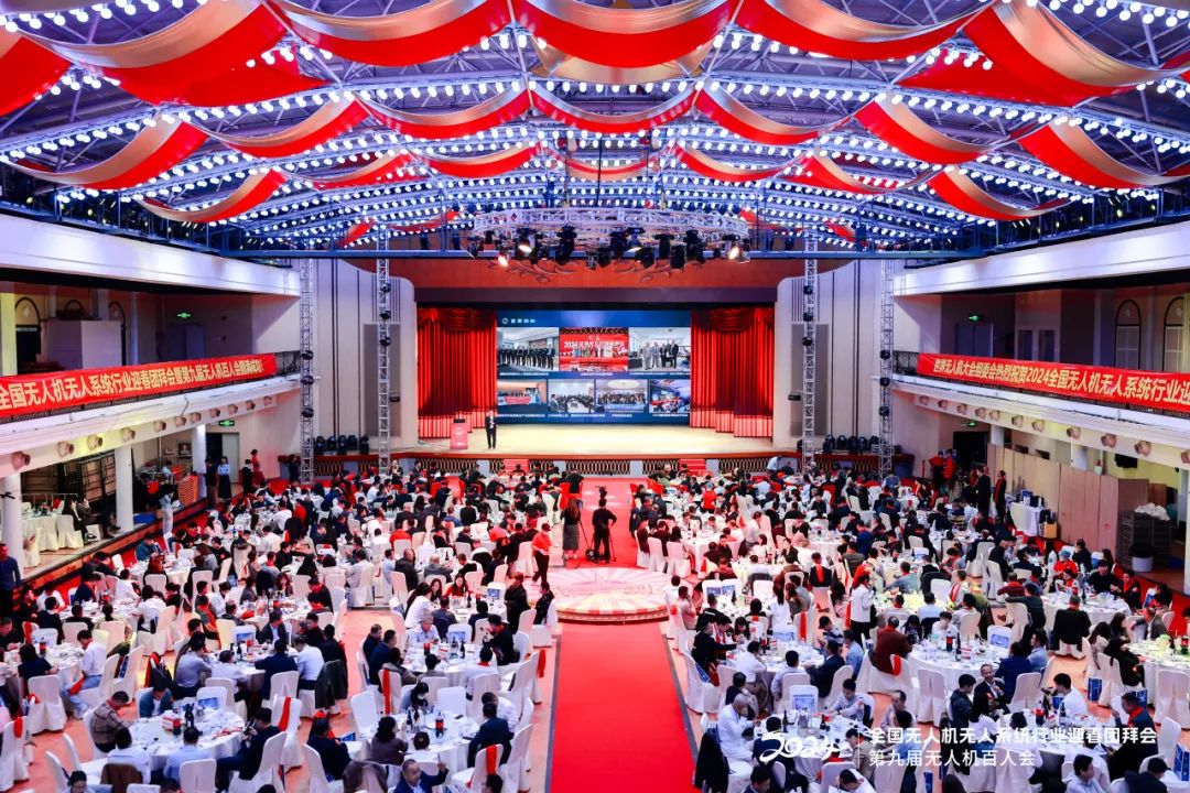 復(fù)亞智能榮獲“2023中國無人機(jī)十大創(chuàng)新品牌”、“領(lǐng)航者”獎